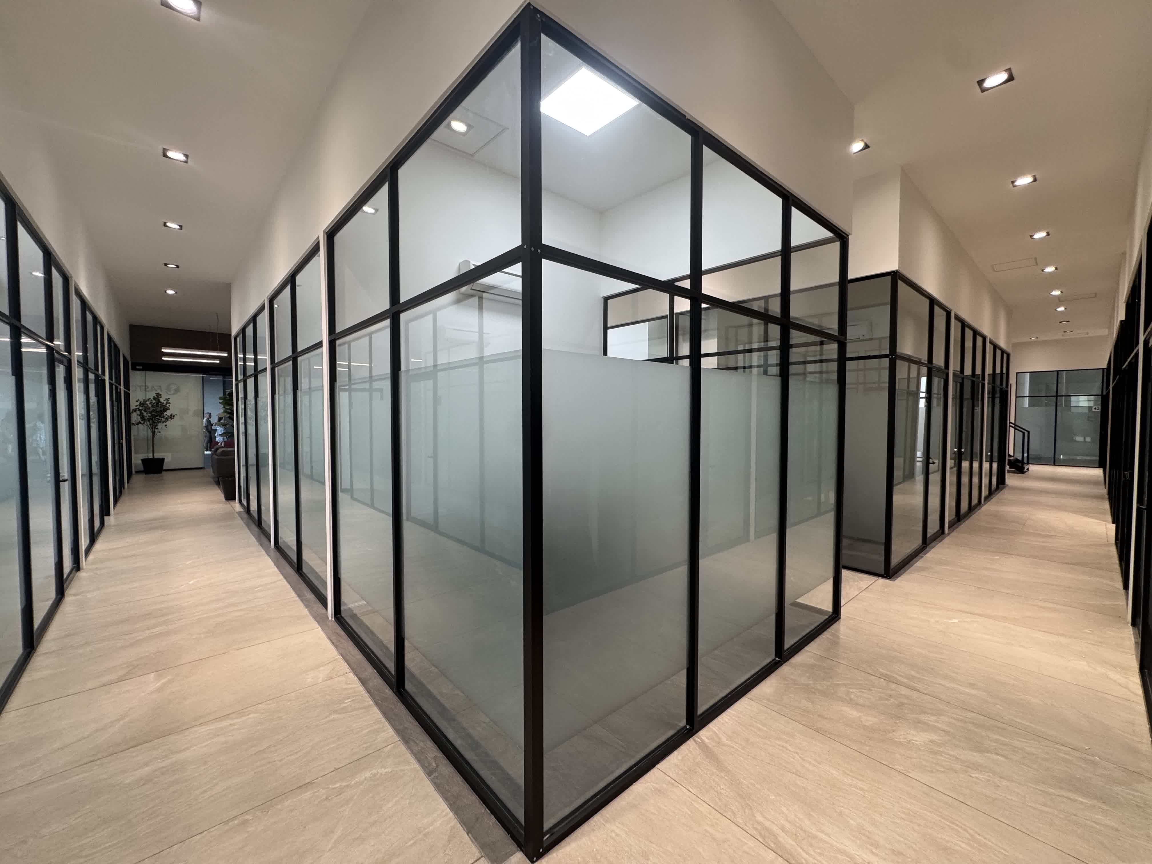 Puertas y divisiones de cristal para corporativo