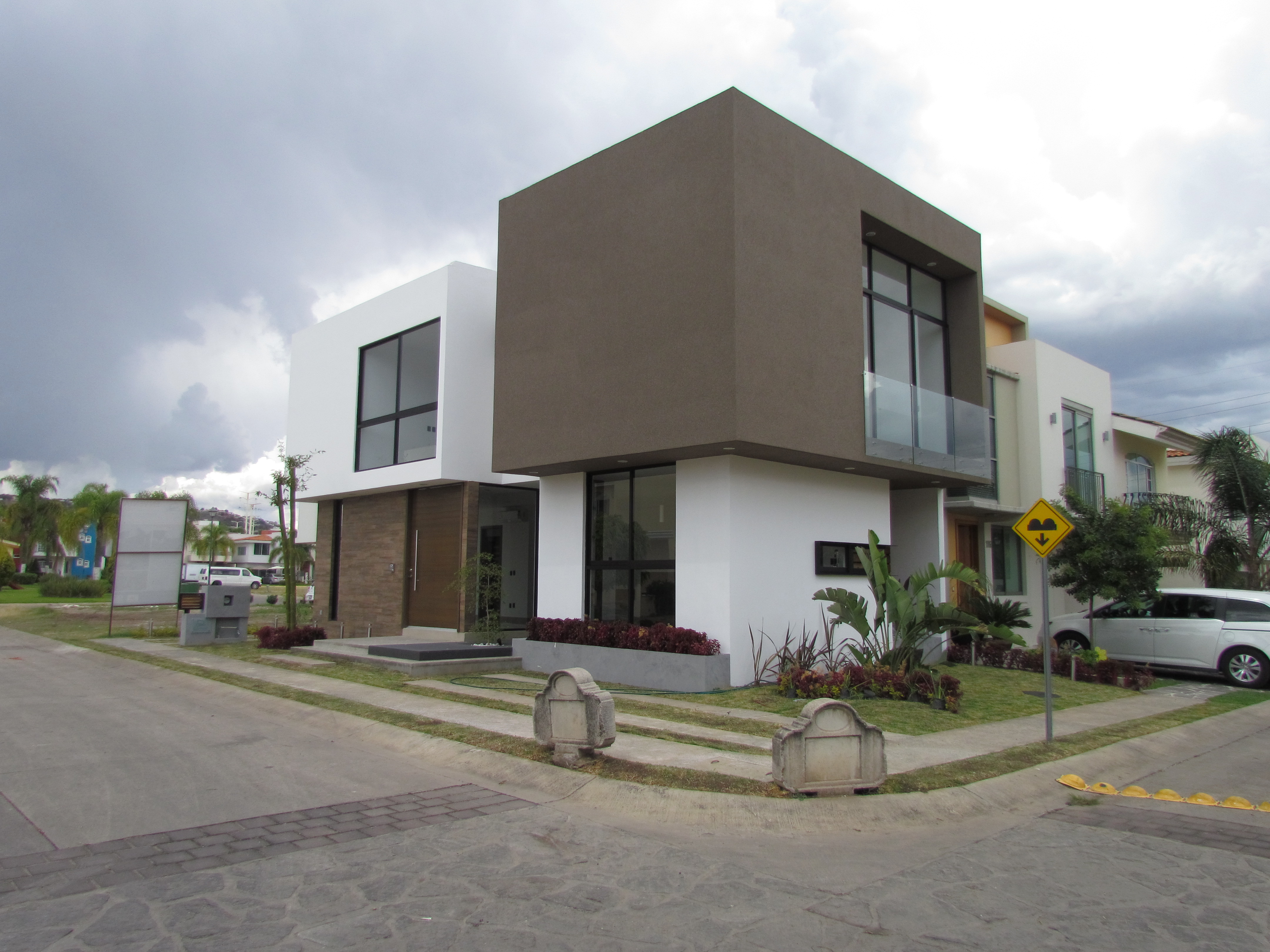 Fachada contemporánea de aluminio y vidrio